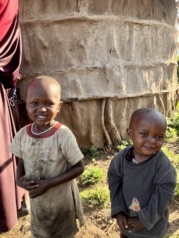 Maasai kinderen in Monduli tijdens een saari met Caracal Tours & Safaris in Tanzania