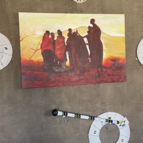 Decoratie in Osiligilai Maasai Lodge in West Kilimanjaro met Caracal Tours & Safaris, Tanzania