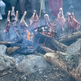 Geitenvlees in Osiligilai Maasai Lodge in West Kilimanjaro met Caracal Tours & Safaris, Tanzania